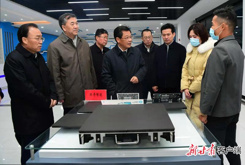 任振鹤在平凉智能终端光电产业园调研(图2) 任振鹤在平凉智能终端光电产业园调研(图2)