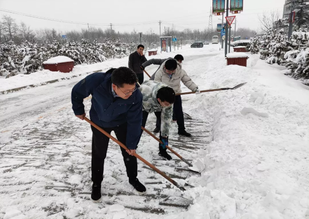 kok(中国)体育官方网站
组织全体员工扫雪除冰(图2)